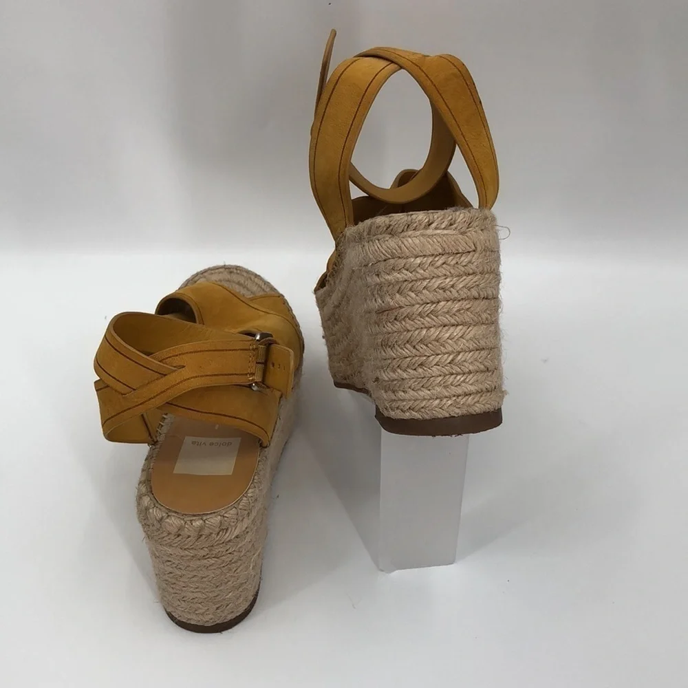 Dolce Vida Cassie Size 8.5 Honey Nubuck Vegan Leather Buckle Platform Sandals